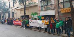 Més d'un centenar de persones es concentren davant del Parlament de les Illes Balears