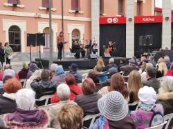 N&uacute;ria Cadenes llegeix el manifest a l'acte d'homenatge a les v&iacute;ctimes del bombardeig