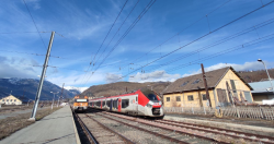 Estació de la Tor de Querol-Enveig, amb un tren de Rodalies i un tren regional de l'SNCF