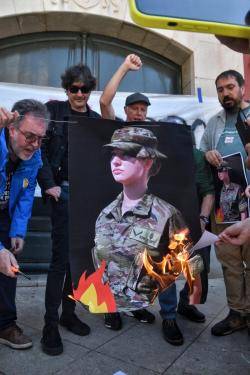 Avui (20/04/2024) a Figueres, en un acte de protesta,  la Coordinadora Antimonàrquica de les Comarques Gironines (CACG) ha cremat fotografies de la Princesa Leonor (Imatge: Joan Aureli Martí Boigues)