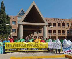 Concentració aquest matí de la Plataforma per l'Ensenyament Públic contra les retallades de plantilles