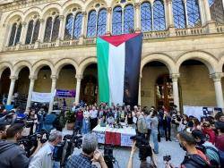 La Marea Pensionista de Catalunya amb les persones acampades a la UB amb Palestina