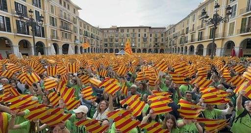 Milers de persones omplen Palma en una diada històrica en defensa de la llengua