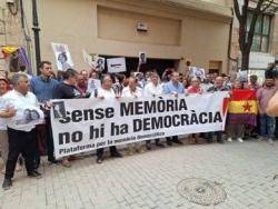 Demanen la dimissió de Le Senne a les portes del Parlament balear