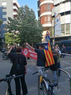 Avui  (6/6/2024) a les 19:30h la Coordinadora Antimonàrquica de les Comarques Gironines (CACG) ha realitzat una concentració davant de la seu gironina de la Fundación Princesa de Girona