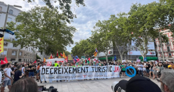 Clam contra el turisme massiu a Barcelona i Girona