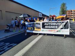 Centenars de persones exigeixen la millora del servei de bus al Baix Llobregat