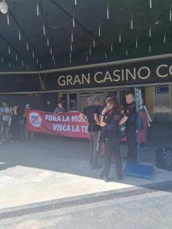 La CACG crida a participar a la manifestació del dia 10 a Lloret de Mar des de l'indret on es reuniran els Borbons. Durant l'acte els mossos d'esquadra han identificat a dos dels participants després que els cridés la seguretat privada del local .