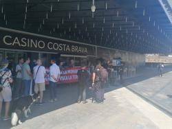 La CACG crida a participar a la manifestació del dia 10 a Lloret de Mar des de l'indret on es reuniran els Borbons. Durant l'acte els mossos d'esquadra han identificat a dos dels participants després que els cridés la seguretat privada del local.