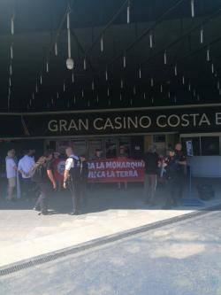 La CACG crida a participar a la manifestació del dia 10 a Lloret de Mar des de l'indret on es reuniran els Borbons. Durant l'acte els mossos d'esquadra han identificat a dos dels participants després que els cridés la seguretat privada del local .
