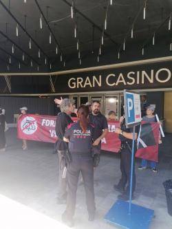 La CACG crida a participar a la manifestació del dia 10 a Lloret de Mar des de l'indret on es reuniran els Borbons. Durant l'acte els mossos d'esquadra han identificat a dos dels participants després que els cridés la seguretat privada del local.