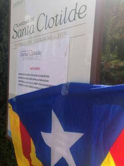 Al matí un membre de la Coordinadora Antimonàrquica ha penjat una estelada a prop als Jardins de Sant Clotílde on la Princes Leonor estava fent un discurs (Imatge: Llibertat.cat 10/7/2024) 