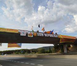 El pont de Santa Cristina d'Aro s'ha guarnit amb pancartes (25/8/2024)