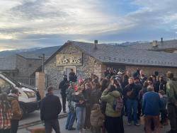 TVeïns de la Cerdanya es manifesten davant la immobiliària de luxe Alex Ros: ?volem poder viure a la Cerdanya?