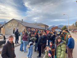 Veïns de la Cerdanya es manifesten davant la immobiliària de luxe Alex Ros: ?volem poder viure a la Cerdanya?