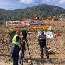 L'acció ha consistit en omplir la muntanya de taques de sang per mostrar la destrossa i l'alt perjudici que s'està realitzant sobre aquests terrenys forestals