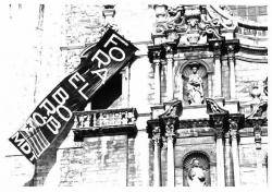 22/04/1988- Pengen una pancarta de protesta contra la visita de Juan Carlos I a la fa&ccedil;ana de la Catedral de Girona