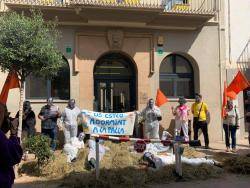 Acció d'aquest divendres 10 d'abril davant de l'Ajuntament de Sant Pere Pescador