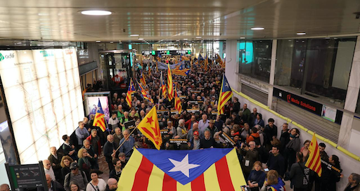 L'ANC irromp a Sants-estació contra el caos en Rodalies