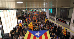 L'ANC irromp a Sants-estació contra el caos en Rodalies