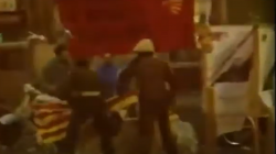 23/04/1985 La policia espayola destrossant una parada de  llibres de Sant Jordi.