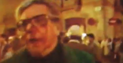 23/04/1985. Un vianant de Les Rambles de Barcelona amb la cara plena de sang després de ser agredit per un policia espanyol que hi ha al seu darrere.