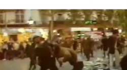 23/04/1985. Antidistrubis de la policia espanyola destrossant parades de llibres i agredint vianants a Les Rambles de Barcelona.