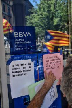 La Coordinadoria Antimonàrquica de les Comarques Gironines  ha provocat la desconvocatòria dun acte organitzat per la Fundación Princesa de Girona però no ha desconvocat la manifestació que s'ha desplaçat fins a una seu propera del BBVA (Imatge: JAMB)