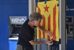 La Coordinadoria Antimonàrquica de les Comarques Gironines  ha provocat la desconvocatòria dun acte organitzat per la Fundación Princesa de Girona però no ha desconvocat la manifestació que s'ha desplaçat fins a una seu propera del BBVA (Imatge: JAMB)