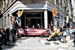 La Coordinadoria Antimonàrquica de les Comarques Gironines  ha provocat la desconvocatòria dun acte organitzat per la Fundación Princesa de Girona però no ha desconvocat la manifestació que s'ha desplaçat fins a una seu propera del BBVA (Imatge: JAMB)