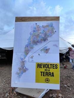 Milers de persones contra la instal·lació duna fàbrica de bateries a Mont-roig del Camp