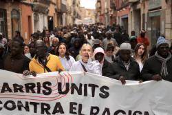 Centenars de persones es manifesten contra el racisme i els desnonaments a Mataró