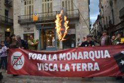 Ninot de Felip VI cremant a la plaça del Vi de Girona (12/05/2025). Imatge:Joan Aureli Martí Boigues