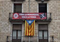 Pancarta a la plaça del Vi de Girona (12/05/2025). Imatge:Joan Aureli Martí Boigues