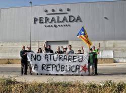 Avui (14/06/2025) la Coordinadora Antimonàrquica de les Comarques Gironines ha penjat 3 pancartes a 3 empreses patrones de la Fundación Princesa de Girona. La primera el Grup  Peralada. (Imatge:Joan Aureli Martí Boigues) 