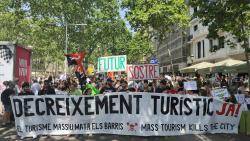 Milers de veïns surten als carrers de Barcelona, Palma i Eivissa contra la turistificació