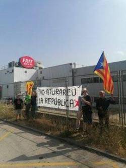 Avui (14/06/2025) la Coordinadora Antimonàrquica de les Comarques Gironines ha penjat 3 pancartes a 3 empreses patrones de la Fundación Princesa de Girona. La segona Frit Ravich.