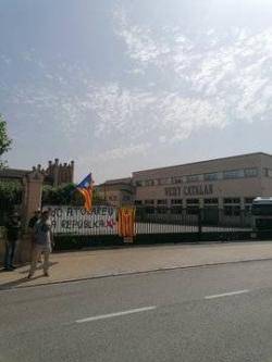 Avui (14/06/2025) la Coordinadora Antimonàrquica de les Comarques Gironines ha penjat 3 pancartes a 3 empreses patrones de la Fundación Princesa de Girona. La tercera Vichy Catalán. 