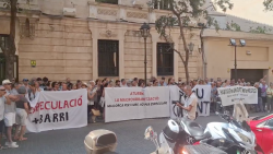 Clam davant el Parlament de les Illes contra la llei urbanitzadora de PP-Vox: "No és un govern, és una promotora"