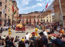La revolta popular a Vic aconsegueix celebrar una festa del poble i per al poble, sense bisbes ni fatxes