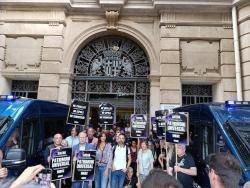 Centenars de persones es concentren davant de MNAC contra l'espoli culural