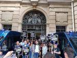 Centenars de persones es concentren davant de MNAC contra l'espoli culural
