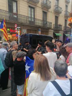 18:06 Els mossos bloquejant la manifestació a Ferran amb plaça Sant Jaume
