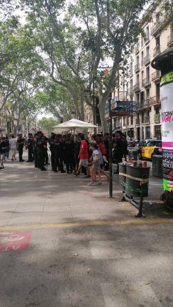 A les 16:30 els voltants del Gran Teatre del Liceu de Barcelona ja estaven blindats de policia