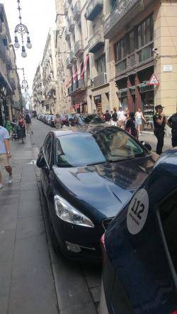 A les 16:40 els voltants del Liceu  (i el carrer Ferran fins la plaça Sant Jaume) estava blindat (també de cotxes oficials)