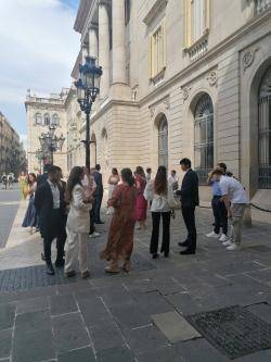 17:00h. Els assistents a l'acte borbònic (alguns porten un identificador "Princesa de Girona") també es reuneixen a la plaça Sant Jaume i tenen recepció a l'Ajuntament