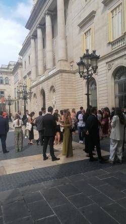 17:00h. Els assistents a l'acte borbònic (alguns porten un identificador 