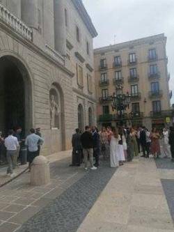 17:05 Els assistents a l'acte borbònic (alguns porten corbata 