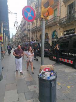17:11 Des de plaça Sant Jaume fins al Liceu tot són cotxes oficials, furgons d'antiavalots i policia de paisà... 