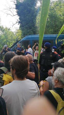 A les 10 del matí els mossos han bloquejant el  pas a un camí entre Sant Martí i una masia on havia danar la família reial.
